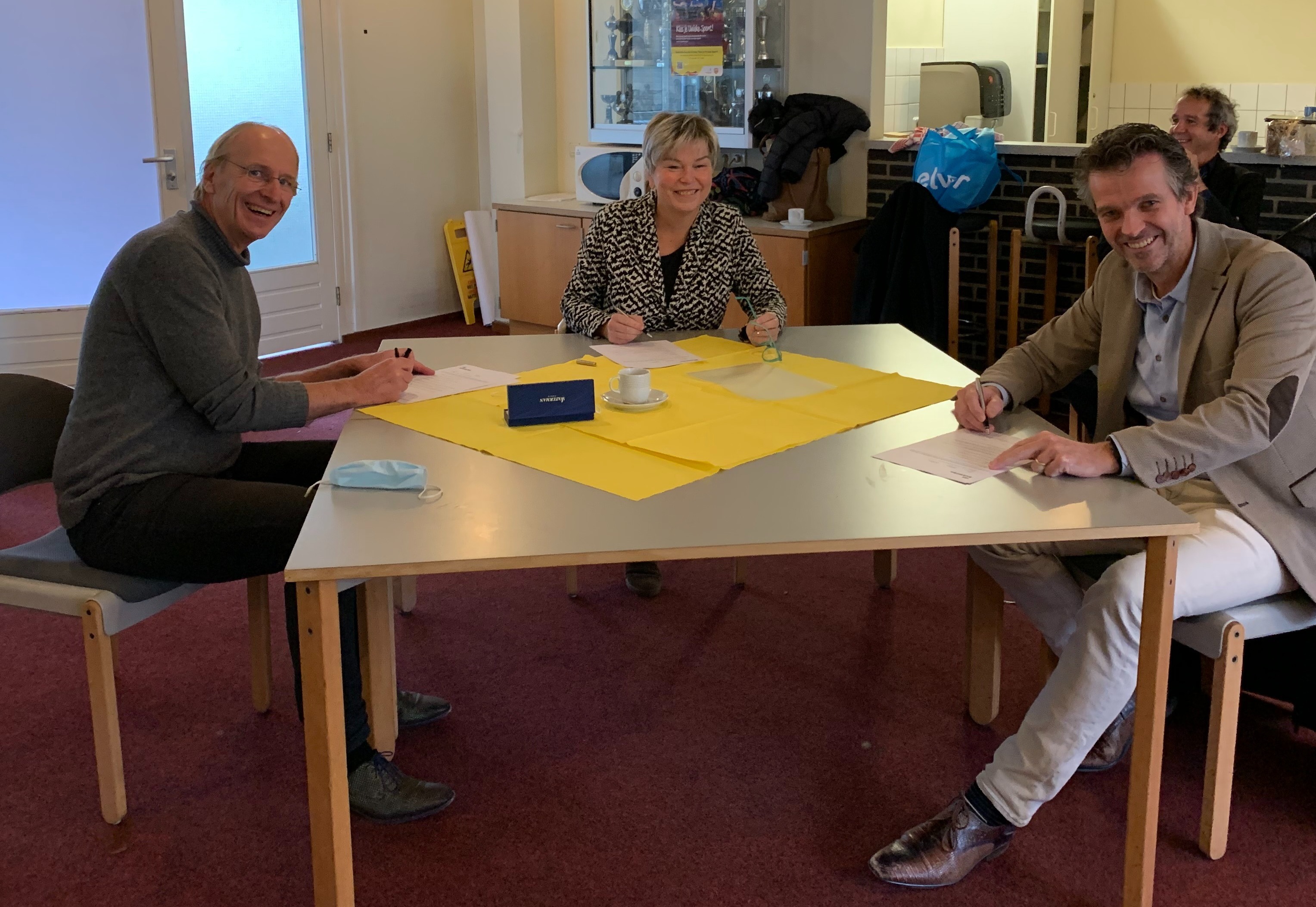 Officiële ondertekening oplevering bouwfase 1 Elver in Arnhem-Noord met vlnr: Henk Gersen (IAA Architecten), Irma Harmelink (Raad van bestuur Elver), Michel Menting (algemeen directeur KlaassenGroep)