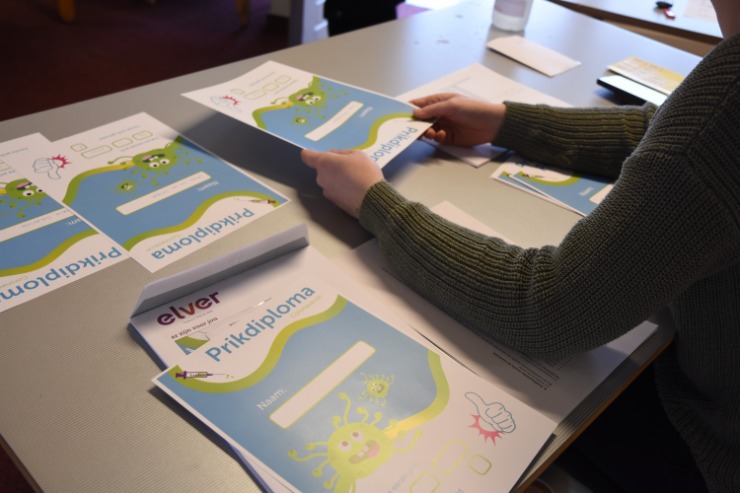 Prikdiploma voor de bewoners van Elver die het vaccin hebben gehad