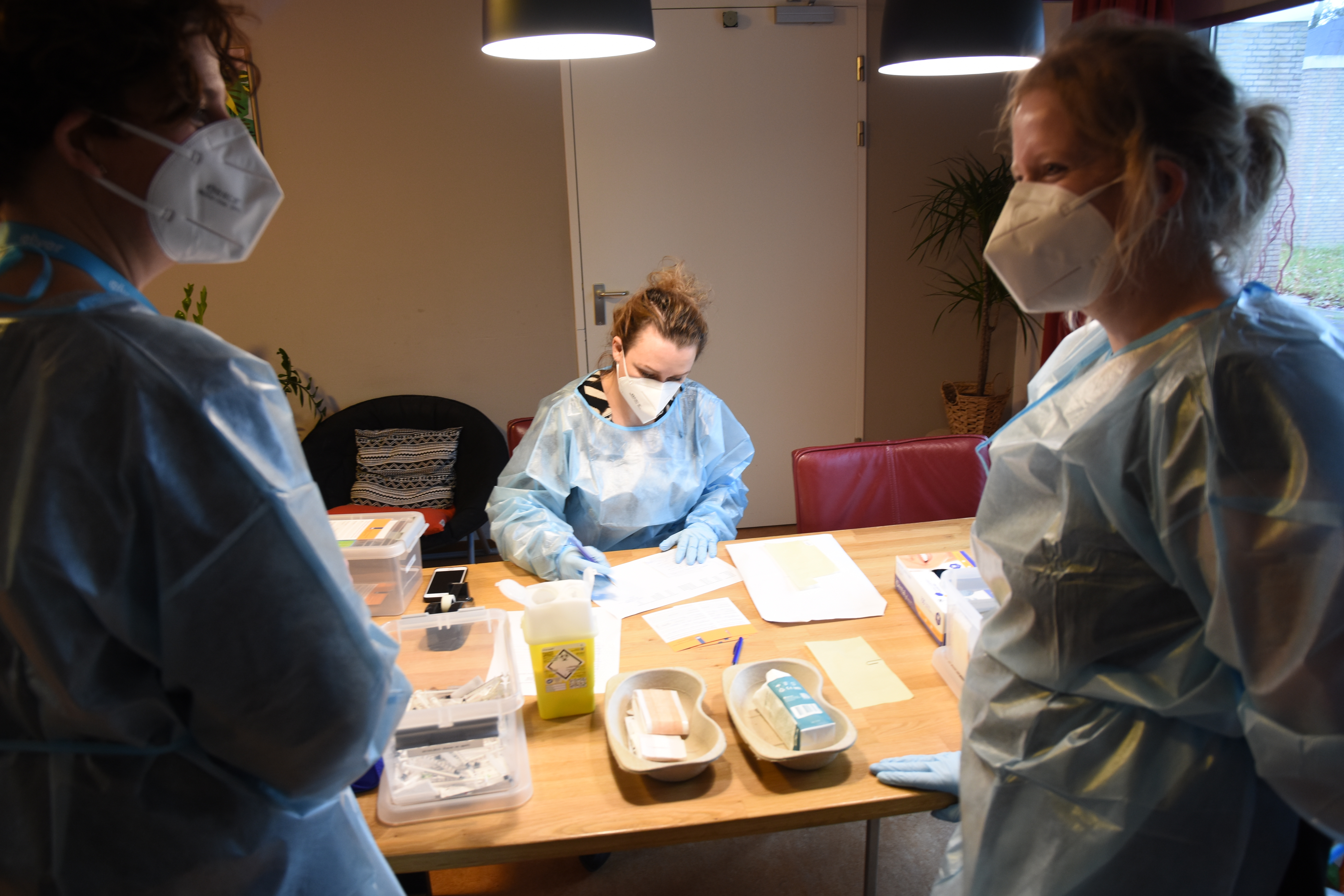 De laatste vaccinaties zijn gegeven. Het prikteam werkt de administratie nog even bij.