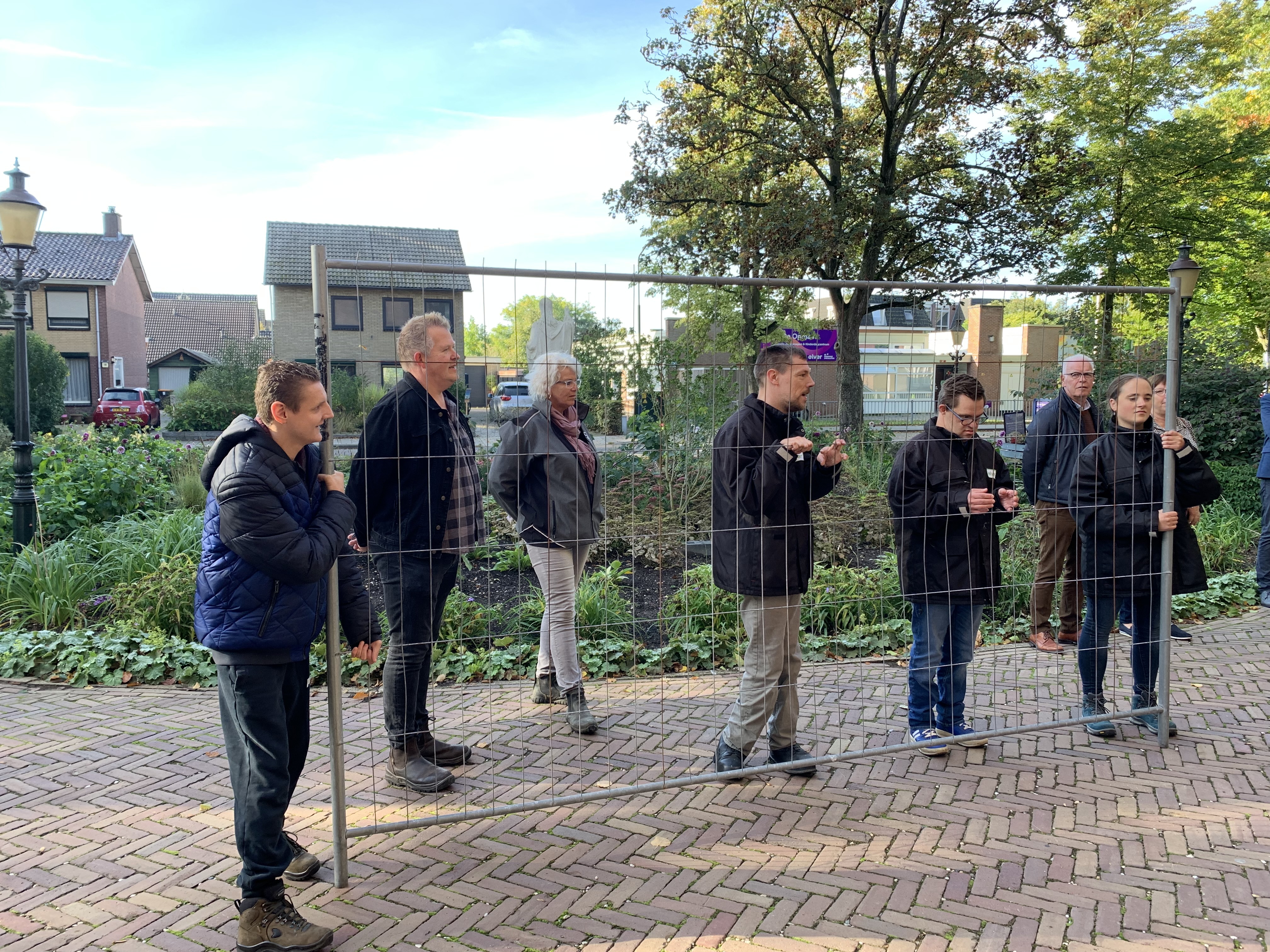 Officiële start verbouw Kerk, v.l.n.r.: deelnemer, Rob Balduk (begeleider Simonshof), Lonneke Thus (begeleider Dierengroep), deelnemers