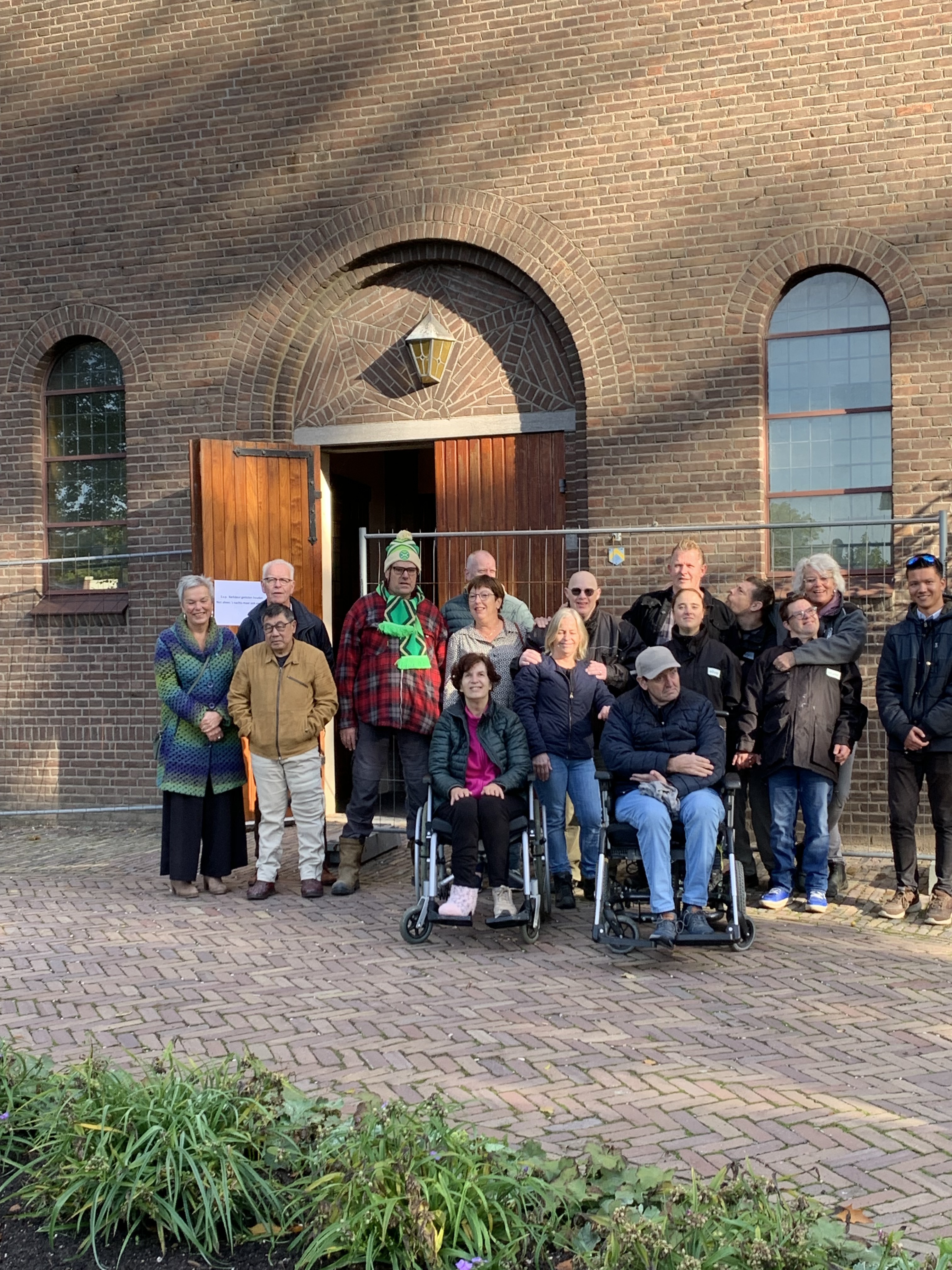 Officiële start verbouw Kerk met bestuurder Irma Harmelink, bestuurder Elver, Henk Drost (Vrienden van Elver), Corry Elderman (Vrienden van Elver), Karin Dekker (begeleider Simonshof), Rob Balduk (begeleider Simonshof), Lonneke Thus (begeleider Dierengroep en deelnemers van Simonshof en de Dierengroep