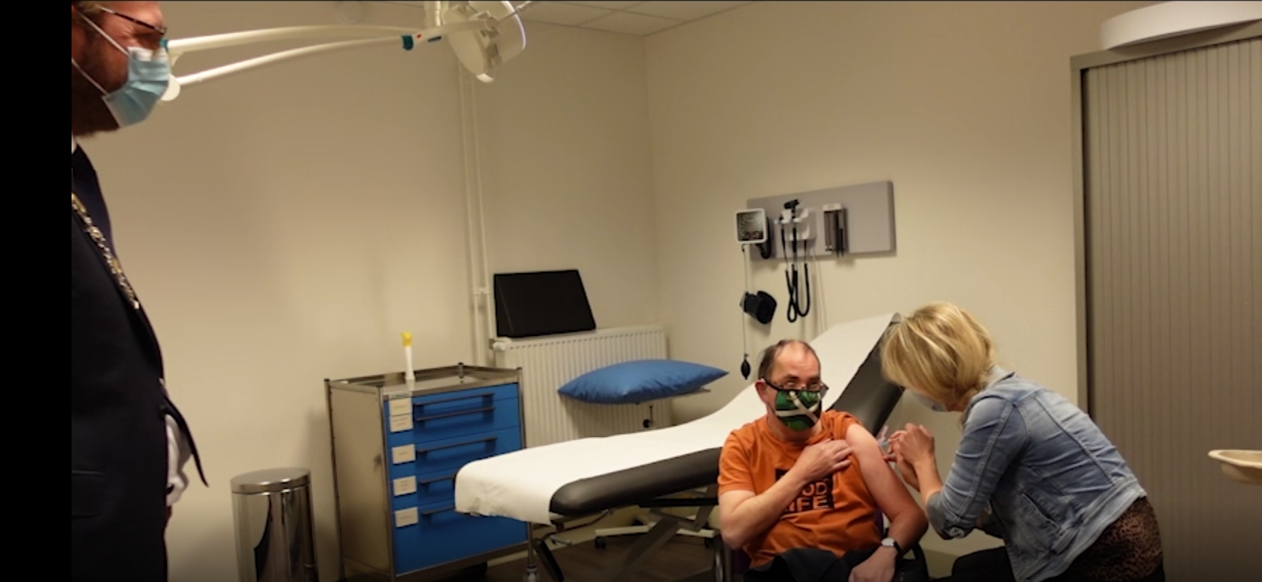 Bewoner Gerben ontvangt onder toeziend ook van burgemeester Mark Boumans als eerste binnen Elver het vaccin