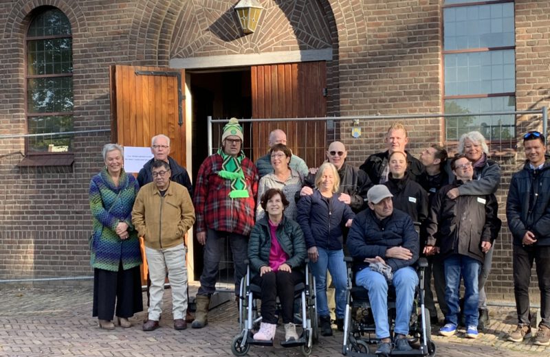 Foto 3 Start verbouw Kerk met bestuurder Vrienden van Elver begeleiders en deelnemers