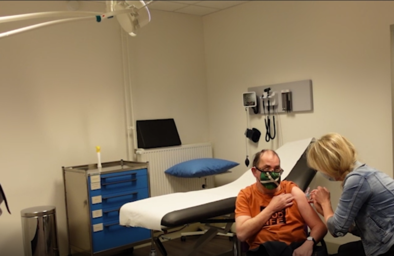 Gerben ontvangt eerste prik onder toeziend oog van burgemeester boumans