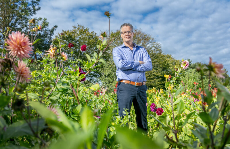 Jeroen in de tuinen van dagbestedingslocaties Simonshof